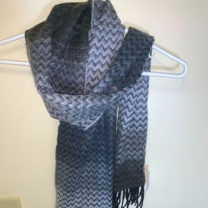 KOHL’S BLACK AND GREY PATTERNED SCARF